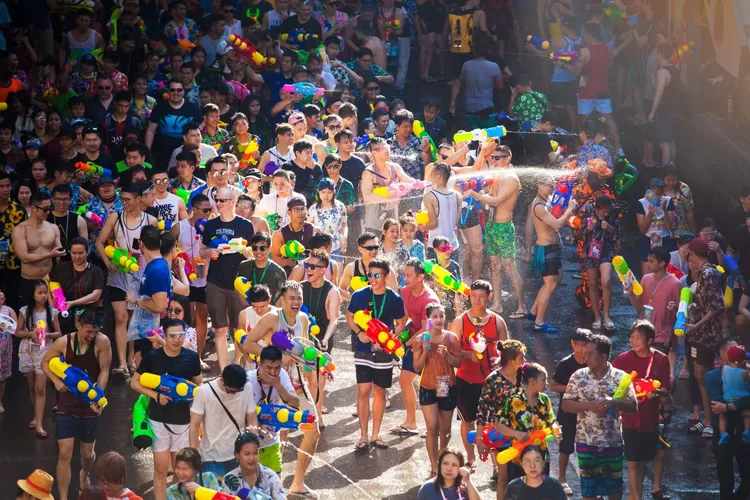 Perang Air Songkran di Thailand